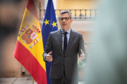 El ministro de la Presidencia, Justicia y Relaciones con las Cortes, Félix Bolaños, atiende a los medios de comunicación, en el Palacio de Parcent, a 4 de mayo de 2026, en Madrid (España). Bolaños ha demandado al presunto conseguidor del 'caso Koldo', el empresario Víctor de Aldama, por vulneración de su derecho al honor tras asegurar "falsamente" en medios de comunicación y redes sociales que le contactó para sobornarle y "comprar su silencio".

Fernando Sánchez / Europa Press
04/5/2026