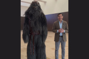 Juanma Moreno con el personaje de Star Wars, Chewbacca.