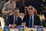 El presidente del Partido Popular, Alberto Núñez Feijóo (d), y el vicesecretario de Cultura y Deporte y portavoz nacional del PP, Borja Sémper (i), durante un desayuno informativo organizado por Nueva Economía Fórum, en el Four Seasons Hotel Madrid, a 5 de mayo de 2026, en Madrid (España). Sémper se ha reincorporado a Génova tras diez meses de baja por un cáncer y ha retomado su actividad política.

Matias Chiofalo / Europa Press
05/5/2026