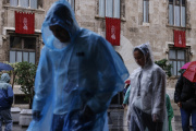 (Foto de ARCHIVO) Varias personas se protegen de la lluvia en el centro de Valencia.