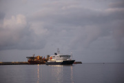 El crucero MV Hondius fondea cerca del puerto de Granadilla, Tenerife