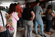 Imágenes de colas en las urnas en la jornada electoral en Sevilla,