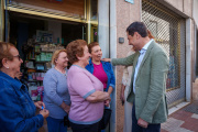 El presidente del PP andaluz, Juanma Moreno,  pasea por las calles de Alhaurín El Grande.