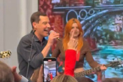 Juanma Moreno celebra los resultados electorales en Sevilla y canta 'kilómetro sur'.