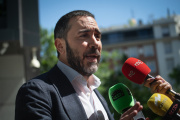 El empresario Víctor de Aldama a la salida de la Audiencia Nacional, a 21 de mayo de 2026, en Madrid (España). El juez de la Audiencia Nacional que investiga el 'caso Koldo' ha llamado a declarar como investigado al empresario Víctor de Aldama a raíz del informe de la Unidad Central Operativa (UCO) de la Guardia Civil sobre los contratos de material sanitario adjudicados por Baleares a la presunta trama de mascarillas.

Fernando Sánchez / Europa Press
21/5/2026