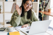 Imagen recurso mujer joven con ordenador portatil