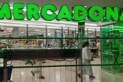 Muchos consumidores adelantan compras estacionales en Mercadona antes de la llegada del calor.