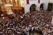 Salto de la reja en la ermita de la Virgen del Rocío de Almonte (Huelva).