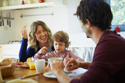 Una familia desayuna en la cocina
