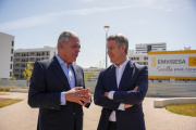 El presidente del PP, Alberto Núñez Feijóo, acompañado por el alcalde de Sevilla, José Luis Sanz.