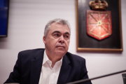 El exsecretario de organización del PSOE Santos Cerdán comparece en la Comisión de Investigación sobre adjudicaciones públicas del Parlamento de Navarra.