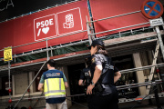 Agentes de la Policía Nacional en la sede nacional del PSOE en Ferraz, a 27 de mayo de 2026, en Madrid (España). Agentes de la Unidad Central Operativa (UCO) de la Guardia Civil han acudido a primera hora de este miércoles a la sede federal del PSOE. La actuación se enmarca en una investigación dirigida por el juez de la Audiencia Nacional Santiago Pedraz. La causa incluye una pieza separada, declarada secreta, sobre presuntos amaños de contratos públicos vinculados al expresidente de la SEPI Vicente Fernández, la exconcejal socialista Leire Díez y el empresario Antxon Alonso.

Diego Radamés / Europa Press
27/5/2026