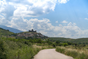Paisaje del pueblo de Trasmoz con el castillo en lo alto de la montaña
