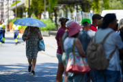 Vecinos y turistas se protegen del calor en Sevilla.