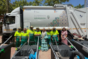 Trabajadores del servicio de limpieza en la ciudad de Granada junto a la alcaldesa, Marifrán Carazo vestida de flamenca por la feria del Corpus.

REMITIDA / HANDOUT por AYUNTAMIENTO DE GRANADA
Fotografía remitida a medios de comunicación exclusivamente para ilustrar la noticia a la que hace referencia la imagen, y citando la procedencia de la imagen en la firma
02/6/2026