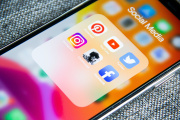 Iconos de redes sociales en un teléfono móvil.