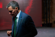 Pedro Sánchez, rodeado