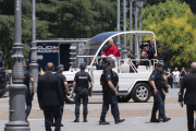 El Papa León XIV saluda desde el papamóvil en Madrid