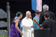 El Papa León XIV saluda a la bailaora Sara Baras en el Movistar Arena