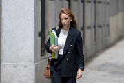 La abogada de Koldo García, Leticia de la Hoz, a su llegada al Tribunal Supremo, a 21 de abril de 2026, en Madrid (España). Los acusados se sientan desde el pasado 7 de abril en el banquillo del Tribunal Supremo por presuntas irregularidades en los contratos de mascarillas adjudicados desde el Ministerio de Transportes durante la pandemia. Tanto Ábalos como Koldo se encuentran en prisión provisional desde el pasado 27 de noviembre y se declaran inocentes, asegurando en sus escritos de defensa que no cometieron ningún delito, sin embargo, Anticorrupción alega que Ábalos, Koldo y Aldama "convinieron" aprovecharse del cargo del entonces ministro -desde junio de 2018- para "favorecer", "a cambio del correspondiente beneficio económico" de los tres, la contratación con la Administración "en cuantas ocasiones hubiera oportunidad, por empresas cuyos intereses captaría y promovería" el empresario.

Alberto Ortega / Europa Press
21/4/2026