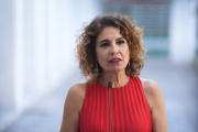 La secretaria general del PSOE de Andalucía, María Jesús Montero, atiende a los medios para analizar asustos de actualidad en el Parlamento andaluz. A 8 de junio de 2026 en Sevilla (Andalucía, España). La secretaria general del PSOE-A, María Jesús Montero, ha anunciado este lunes, 8 de junio, que el pasado viernes presentó su renuncia a su escaño en el Congreso de los Diputados, para acreditarse y recoger así su acta como diputada del Parlamento de Andalucía, desde donde aspira a ejercer una labor de "oposición seria y exigente" al candidato del PP-A a la reelección como presidente de la Junta, Juanma Moreno.

Joaquín Corchero / Europa Press
08/6/2026
