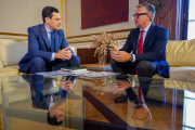 El presidente de la Junta de Andalucía, Juanma Moreno, y el portavoz de Vox, Manuel Gavira durante una reunión en 2024.
