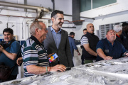 (Foto de ARCHIVO)
El consejero de Agricultura, Pesca, Agua y Desarrollo Rural de la Junta de Andalucía, Ramón Fernández-Pacheco (2i), realiza una visita a la lonja del Puerto de Almería antes de mantener un encuentro con la Federación Andaluza de Asociaciones Pesqueras (Faape) y la Asociación de Mujeres del Sector Pesquero (Andmupes). A 4 de mayo de 2026 en Almería (Andalucía, España). Ramón Fernández-Pacheco, mantiene un encuentro, en la lonja del Puerto de Almería, con representantes de distintas asociaciones de la pesca almeriense, para interesarse de primera mano por la situación actual que encara el sector de la pesca en la provincia de Almería. El consejero ha destacado en el seno de la reunión mantenida que "la pesca es una actividad vinculada desde siempre a Andalucía" y ha subrayado el peso de la pesca y la acuicultura en la comunidad.

Marian León / Europa Press
04/5/2026