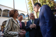 La secretaria general del PSOE-A, María Jesús Montero, y el presidente en funciones de la Junta y líder del PP-A, Juanma Moreno, durante el acto del Día de Andalucía en el Parlamento.