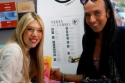 Alejandra Rubio y Aless Gibaja en la Feria del Libro.