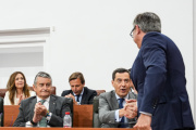 Juanma Moreno (PP-A) saluda a Manuel Gavira (Vox) durante el pleno de constitución del Parlamento.