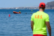 Un socorrista durante un dispositivo de vigilancia en una playa de Almería.