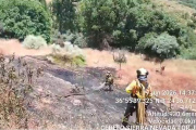 Tareas de refresco en la zona afectada por un incendio forestal en Soportújar, en la Alpujarra de Granada.