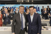 Alberto Núñez Feijoo con Juanma Moreno en la sede del PP.

REMITIDA / HANDOUT por PARTIDO POPULAR
Fotografía remitida a medios de comunicación exclusivamente para ilustrar la noticia a la que hace referencia la imagen, y citando la procedencia de la imagen en la firma
18/5/2026