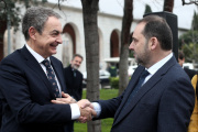 (Foto de ARCHIVO)
El expresidente del Gobierno, José Luis Rodríguez Zapatero (i)  y el secretario de Organización del PSOE y ministro de Transportes, Movilidad y Agenda Urbana, José Luis Ábalos (d) se saludan durante la inauguración del Memorial en homenaje a los españoles deportados y fallecidos en Mauthausen y en otros campos de concentración, y a todas las víctimas españolas del nazismo, en los Jardines del Complejo de Nuevos Ministerios, en Madrid (España), a 30 de enero de 2020.

Eduardo Parra / Europa Press
30 enero 2020, historia, nazis, víctimas, holocausto
30/1/2020