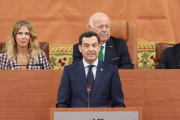 El presidente en funciones de la Junta y candidato del PP-A a la reelección, Juanma Moreno, este lunes en el debate de investidura, en el Parlamento andaluz.