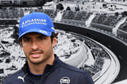 El piloto Carlos Sainz y de fondo el circuito Madring