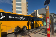 Un autobús de Metrobús prestando servicio dentro del dispositivo especial de verano que conecta distintos municipios con las playas del área metropolitana de Valencia.