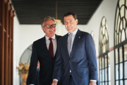 El presidente de la Junta, Juanma Moreno, junto al portavoz del grupo parlamentario Vox en Andalucía, Manuel Gavir tras firmar un pacto de Gobierno.