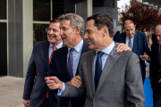 El presidente del PP, Alberto Núñez Feijóo, con el líder andaluz Juanma Moreno.