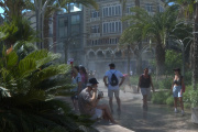 (Foto de ARCHIVO) Vecinos y turistas se refugian de la nueva ola de calor en Valencia