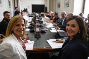 La alcaldesa de Valencia, María José Catalá (d), y la delegada del Gobierno en la Comunidad Valenciana, Pilar Bernabé.