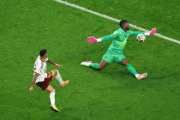 Pedro Porro, fusilando a Maignan para el 0-2 de España