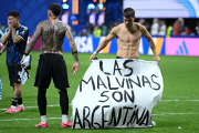 ATLANTA, GEORGIA - JULY 15: Giovani Lo Celso #11 of Argentina holds a banner after the 2-1 win during the FIFA World Cup 2026 Semi Final match between England and Argentina at Atlanta Stadium on July 15, 2026 in Atlanta, Georgia. The banner refers to the British Overseas Territory of the Falkland Islands, located off the coast of Argentina. Argentina disputes British sovereignty over the islands and refers to them as Las Malvinas. (Photo by Shaun Botterill/Getty Images)