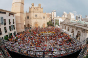 Miles de personas vibran con La Roja en la plaza mayor de Castellón
