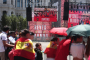 Varias personas esperan a la llegada de los jugadores durante los preparativos para la llegada de la Selección Española.