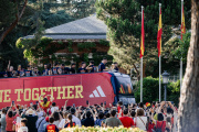 Los jugadores de la selección española de fútbol, ganadora de la Copa Mundial de la FIFA 2026, salen del Complejo de la Moncloa