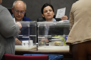 Varias personas durante el recuento del voto CERA en el Palacio de Justicia de Bilbao a 26 de abril de 2024.