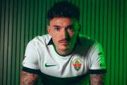 El futbolista del Elche C.F. Josan Ferrández tras su renovación