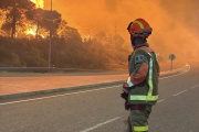 Un bombero observa las llamas de uno de los incendios de Madrid