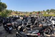 Cientos de motos en el descampado alrededor de la T4 de Barajas
